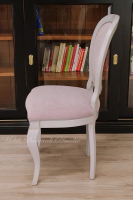 Sedia ispirata allo stile Luigi Filippo con gambe curve e con seduta e schienale imbottiti